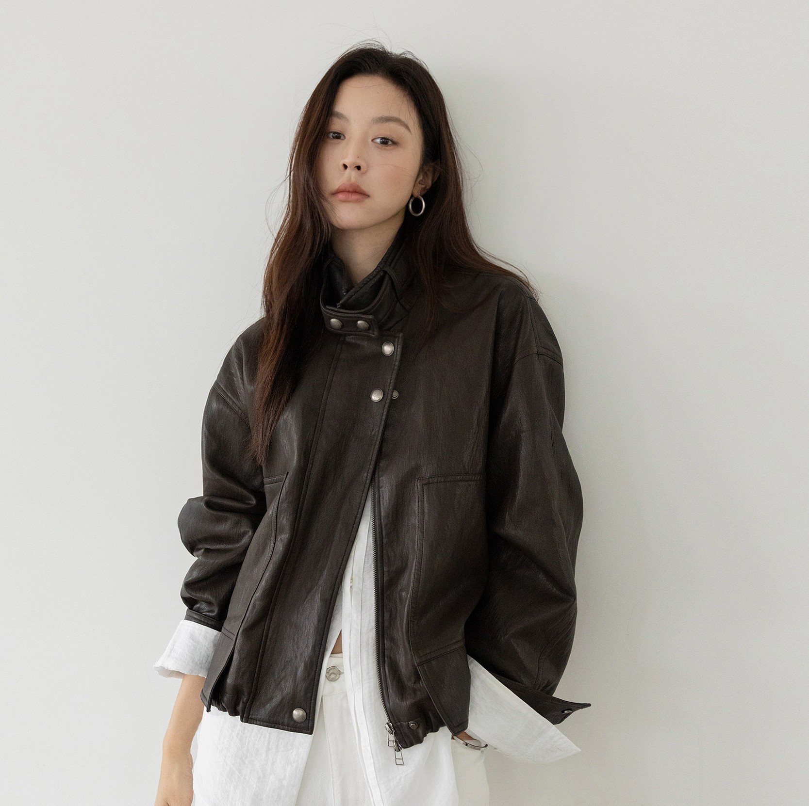 VNOOK 여성 가죽자켓 하이넥 레더블루종 페이크 숏자켓 - 메인 이미지