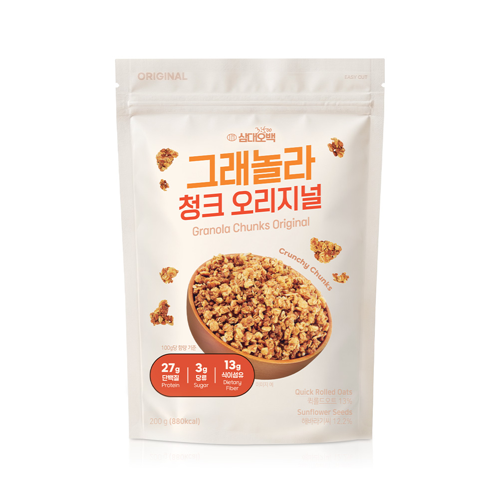 삼대오백 그래놀라 청크 오리지널 제품 패키지와 함께 갈색 볼에 담긴 황금색 그래놀라 조각들