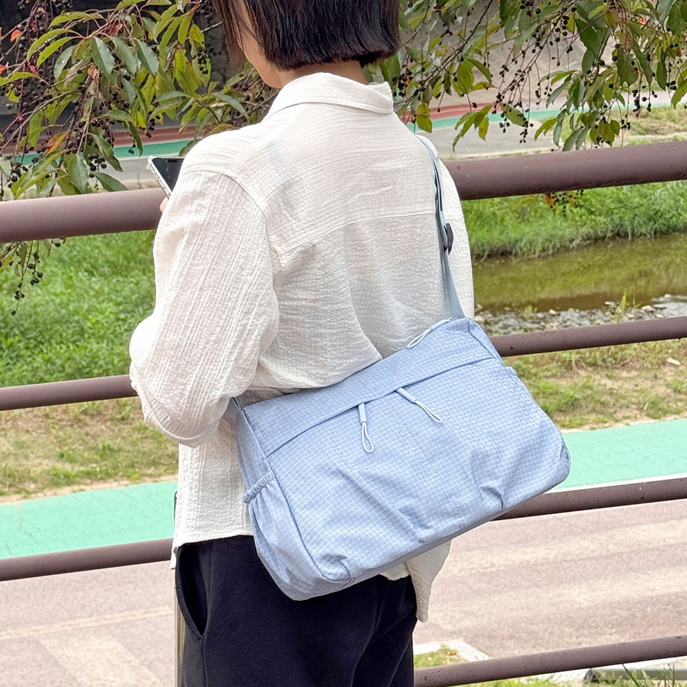 가벼운 캐주얼 크로스백 체크 패턴 나들이 외출 미디엄 데일리 크로스 가방 - 상품 이미지