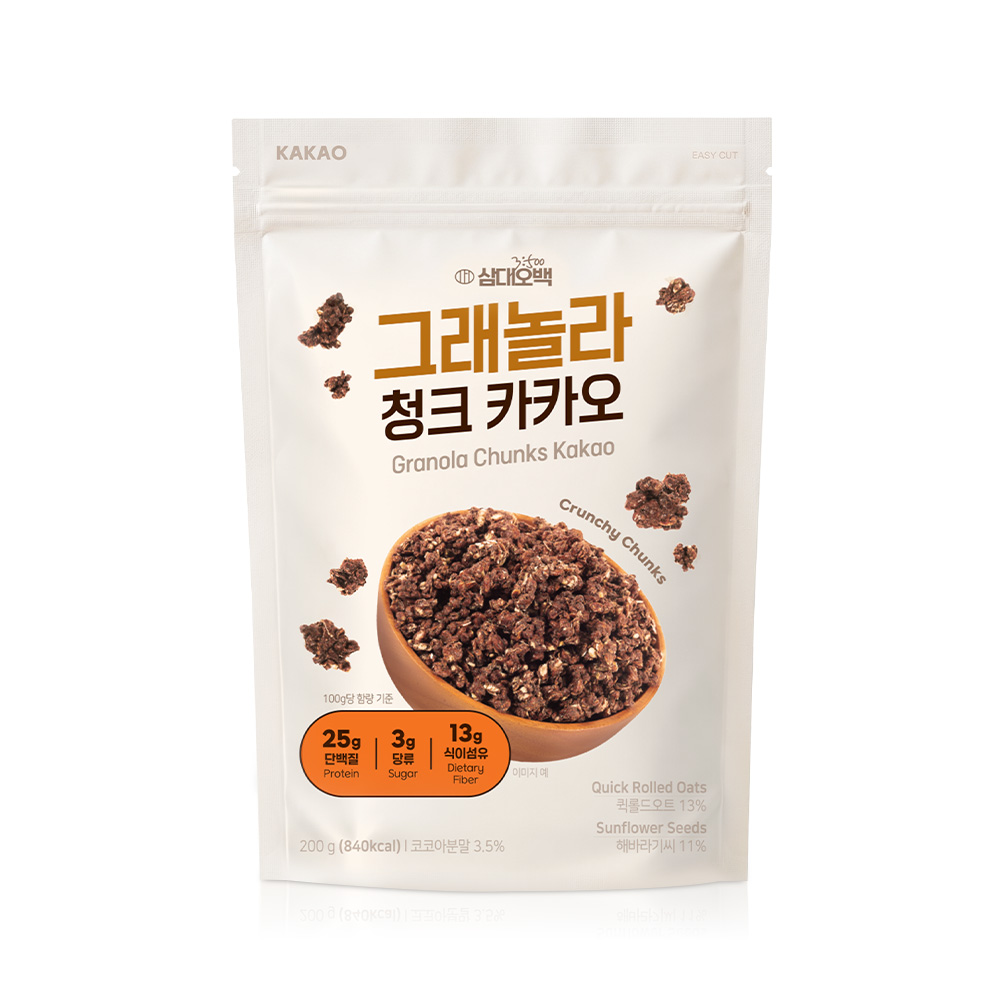 삼대오백 그래놀라 청크 카카오 제품 패키지와 함께 갈색 볼에 담긴 초콜릿 색상의 그래놀라 조각들