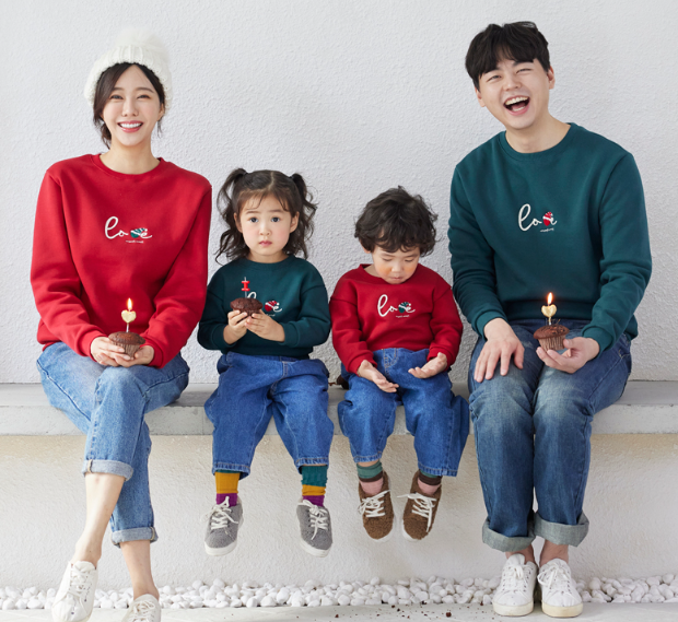 돌촬영 사진의상 가족티 여행 크리스마스 패밀리룩  몽피마피 기모 하트산타 맨투맨 - 상품 이미지