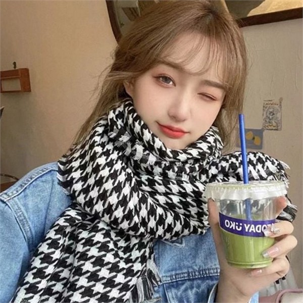 고급스러운 여성 하운드 체크 스카프 스타일링 체크 패턴 데일리룩 - 상품 이미지